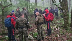 Ungefähr 400 Einsatzkräfte suchten nach dem Flugzeug, das am Wochenende in Kroatien abgestürzt war. (Bild: AP/Croatian Mountain Rescue Service)