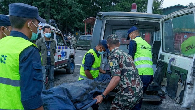 Mindestens 20 Menschen sind bei einem Flugzeugabsturz in Nepal ums Leben gekommen. (Bild: AP)