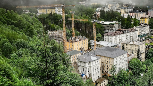 Die Baustelle im Zentrum von Bad Gastein wächst in den Himmel. (Bild: Gerhard Schiel)