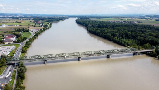 Der Baubeginn für die Neue Mauthausener Donaubrücke - etwa 700 Meter flussabwärts des alten Übergangs - ist für 2024 geplant. Höglinger will wissen, ob der Zeitplan hält. (Bild: © Harald Dostal)