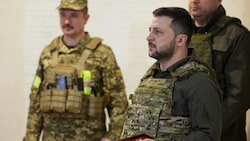 Präsident Selenskyj mit Militärberatern (Bild: AFP/Ukrainian presidential press-service )