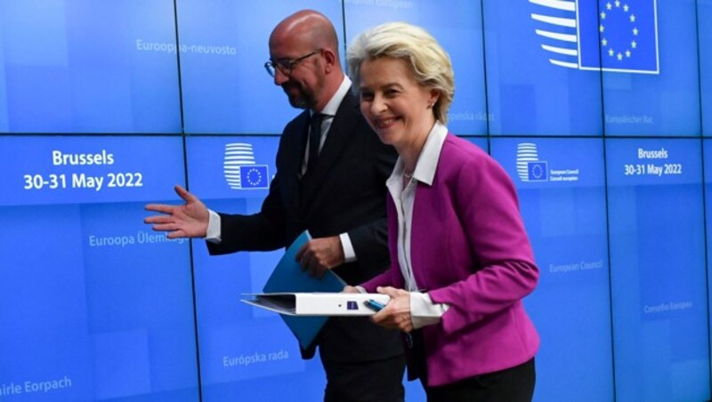 EU-Ratspräsident Charles Michel und Kommissionschefin Ursula von der Leyen gut gelaunt nach der Pressekonferenz (Bild: APA/AFP/JOHN THYS)