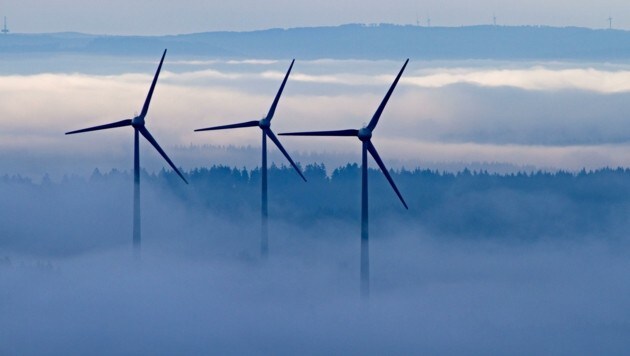 Windräder sind durchschnittlich 150 Meter hoch, Rotoren haben bis zu 140 Meter Spannweite. Dennoch gelten sie als platzsparend. In Kärnten einzigartig ist die „Bannmeile“: Die Anlagen dürfen erst ab 25 Kilometern sichtbar sein. (Bild: Michael Rothbauer/IG Windkraft)