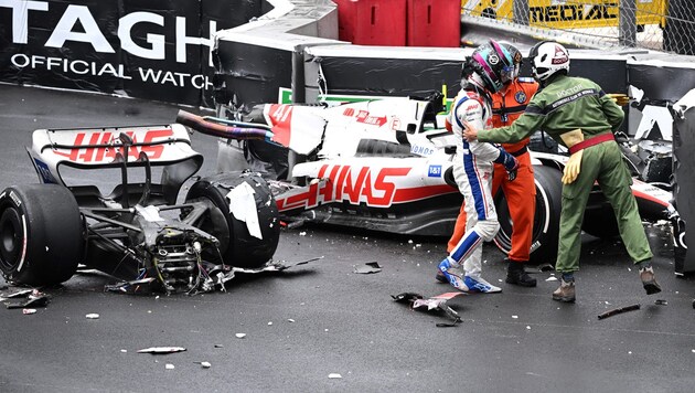 Mick Schumacher wird nach seinem fürchterlichen Crash in Monte Carlo von Streckenposten von der Piste begleitet. (Bild: APA/AFP/POOL/CHRISTIAN BRUNA)