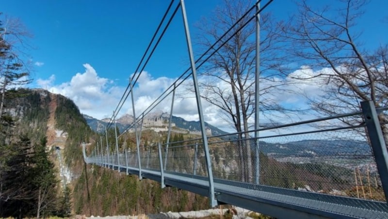 Todessprung von der 114-Meter-Brücke in Reutte: Nach dem Mord an seiner Freundin (17) stürzte sich der 18-Jährige in die Tiefe. (Bild: Hubert Rauth)