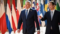 Bundeskanzler Nehammer und Botschafter Marschik in Brüssel (Bild: AFP)