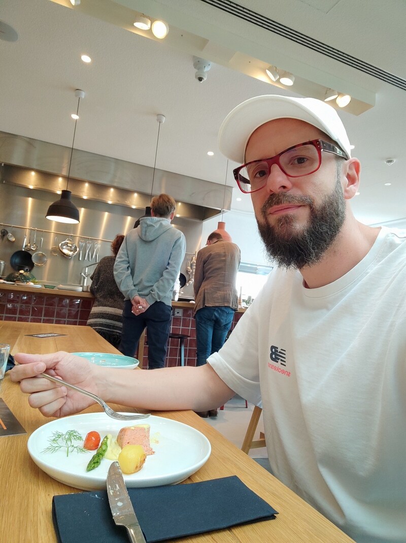 Laut Redakteur Harald Dragan schmeckt das vegane Lachsfilet auch fast so wie der echte Fisch. (Bild: Harald Dragan)