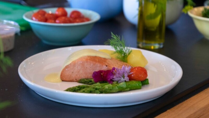 Siegfried Kröpfl bereitet den Gästen im ZOKU Wien die vegane Lachsalternative in der Pfanne gebraten zu, als Beilage gab es grünen Spargel, Kartoffeln sowie eine vegane Sauce Hollandaise. (Bild: Revo Foods)