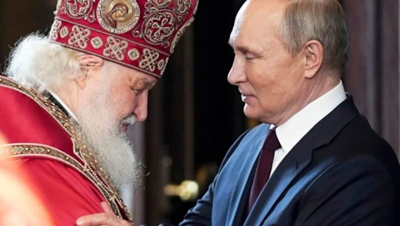 Der Moskauer Patriarch Kyrill und Kreml-Chef Putin sind „ein Herz und eine Seele“. (Bild: AP/Russian Orthodox Church Press Service/Oleg Varov)