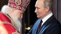 Der Moskauer Patriarch Kyrill und Kreml-Chef Putin sind „ein Herz und eine Seele“. (Bild: AP/Russian Orthodox Church Press Service/Oleg Varov)