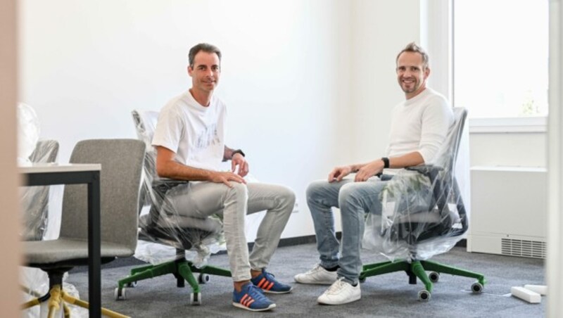 Michael Hurnaus (r.) und Wolfgang Reisinger beim Probesitzen im sonst noch leeren Büro in Pasching. (Bild: Markus Wenzel)