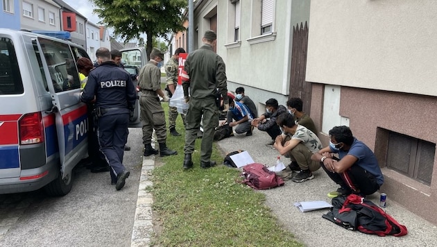 Polizei und Heer im Einsatz mitten in Deutschkreutz. (Bild: Schulter Christian)