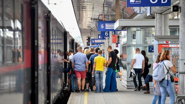 Parkpickerl, steigende Spritpreise, Klimaticket und wieder- gewonnene Reiselust führen immer öfter zu überfüllten Zügen. Zum Leidwesen der Pendler. (Bild: Dostal Harald)