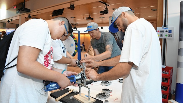 Beim "Lehrlings-Festival" in der Wirtschaftskammer können sich die Jugendlichen in unterschiedlichen Techniken ausprobieren. (Bild: Andreas Fischer)