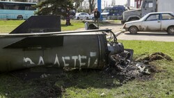 Teile einer russischen Rakete im Donbass mit der Aufschrift „Für unsere Kinder“ (Bild: Anatolii STEPANOV / AFP)