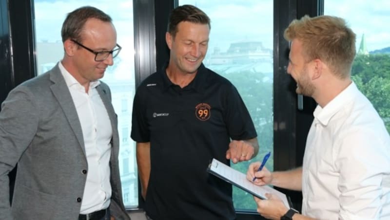 99ers-Manager Bernd Vollmann lotste Johan Pennerborn (M.) nach Graz. Im ersten Interview stand der Schwede nun der „Steirerkrone“ erstmals Rede und Antwort. (Bild: Jauschowetz Christian)