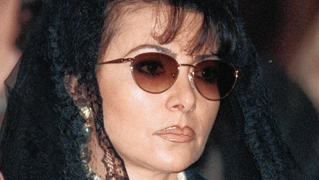 Patrizia Reggiani Martinelli beim Begräbnis ihres Ex-Gatten Maurizio Gucci im Jahr 1995. Sie wurde später wegen des Mordes an ihrem Ehemann verurteilt und verbüßte ihre Haftstrafe. (Bild: AP)