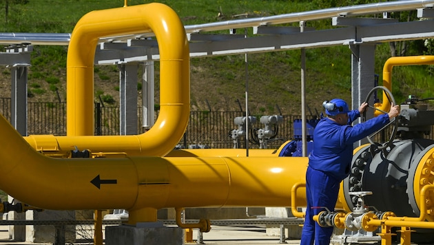 Gazprom dreht massiv am Gashahn - immer mehr Länder erhalten offiziell kein russisches Gas mehr. (Bild: AFP/Nikolay DOYCHINOV)