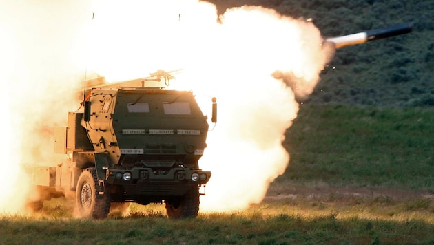 The HIMARS, Lockheed Martin's High Mobility Artillery Rocket System, during an exercise (Bild: AP)