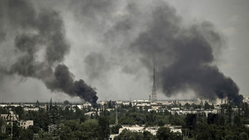 Die seit Wochen heftig umkämpfte Stadt Sjewjerodonezk ist weitgehend unter russischer Kontrolle. (Bild: APA/AFP/ARIS MESSINIS)