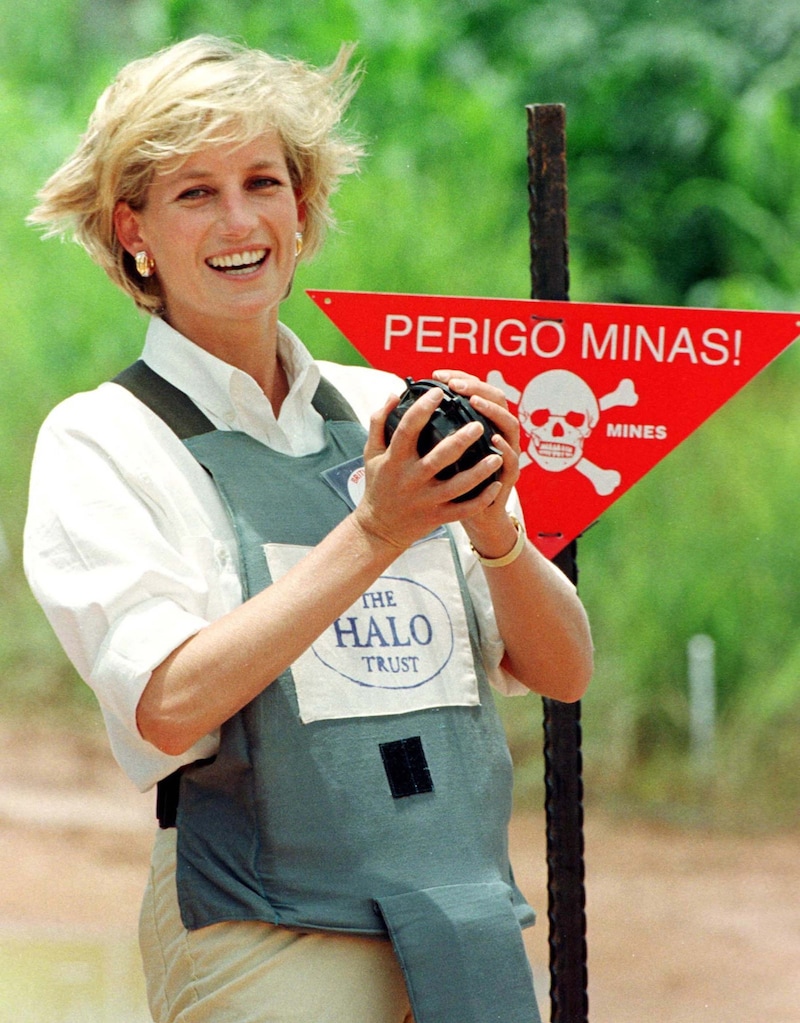 Prinzessin Diana hält bei einem Besuch in Angola eine Landmine in der Hand. (Bild: Kent Gavin)