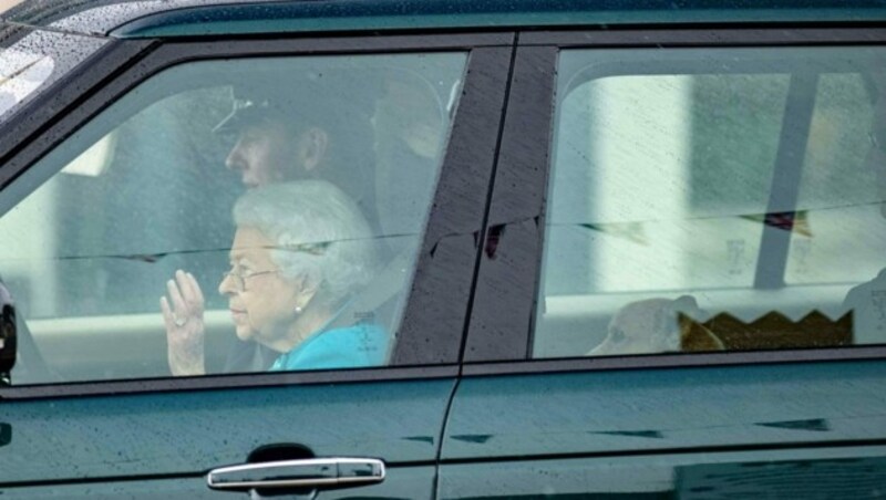 Das Foto zeigt Queen Elizabeth nach dem Rückflug von Balmoral bei ihrer Ankunft im Auto auf Schloss Windsor. Am Rücksitz: Einer ihrer Corgis. (Bild: www.PPS.at)