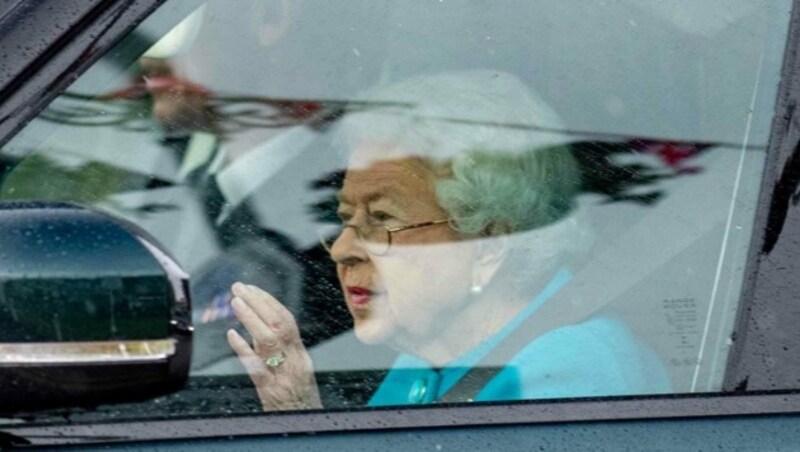 Queen Elizabeth II. ist nach einer kurzen Pause in Balmoral im Vorfeld der Jubiläumsfeierlichkeiten zurück auf Schloss Windsor. Das Foto zeigt sie bei ihrer Ankunft. (Bild: www.PPS.at)