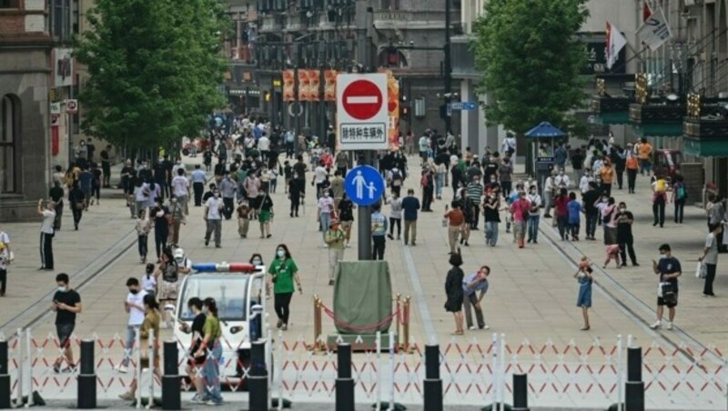 Im Bezirk Huangpu herrschte am 1. Juni wieder reges Treiben. (Bild: Hector RETAMAL / AFP)