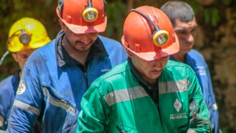 Rettungskräfte arbeiteten fieberhaft, um die im Kohlebergwerk Verschütteten zu erreichen. (Bild: AFP/Mendoza Schnyder)