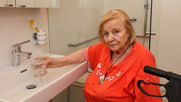 Anna Häfensauer (77) hat das rote Trinkwasser nicht gut vertragen. (Bild: Scharinger Daniel)