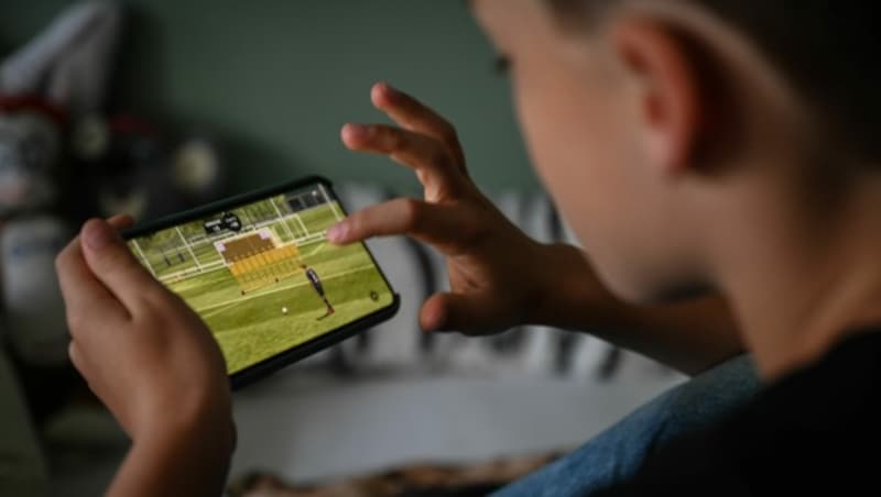 „Nur dieses eine Spiel noch“ - Kinder sind oft sehr schwer von Smartphone oder Tablet zu trennen. Die App aus Oberösterreich soll hier Abhilfe schaffen. (Bild: Markus Wenzel)