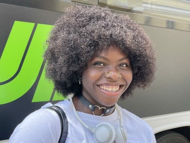 Faith Osagie, Schülerin aus Pinkafeld: „Keine Maske im Bus mehr ist gut. Ich habe Asthma und bekomme so besser Luft. Zudem freut es mich, wieder die Gesichter der anderen Fahrgäste und des Chauffeurs zu sehen.“ (Bild: Schulter Christian)