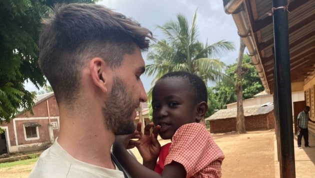 Alem Pasic und ein Waisenkind in Kenia. (Bild: zVg)