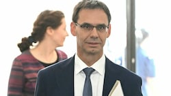 Markus Wallner geriet bei der Befragung in Wien ordentlich ins Schlingern. (Bild: APA/Helmut Fohringer)