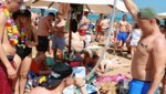 Anno 2019 vor der Corona-Pandemie: Party, Party am Strand in Lignano Sabbiadoro (Bild: Zwefo, Krone KREATIV)