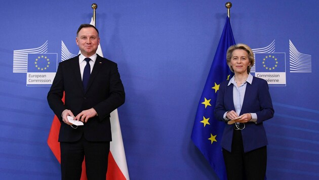 Polens Präsident Duda mit EU-Kommissionschefin von der Leyen in Brüssel (Bild: APA/AFP/POOL/JOHN THYS)