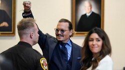 Johnny Depp mit seinen Anwälten (Bild: APA/AFP/Steve Helber)