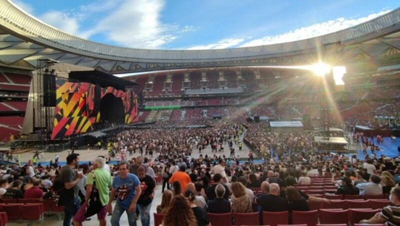 Das Bühnendesign der Rolling Stones in der Madrider Abendsonne. (Bild: Robert Fröwein)