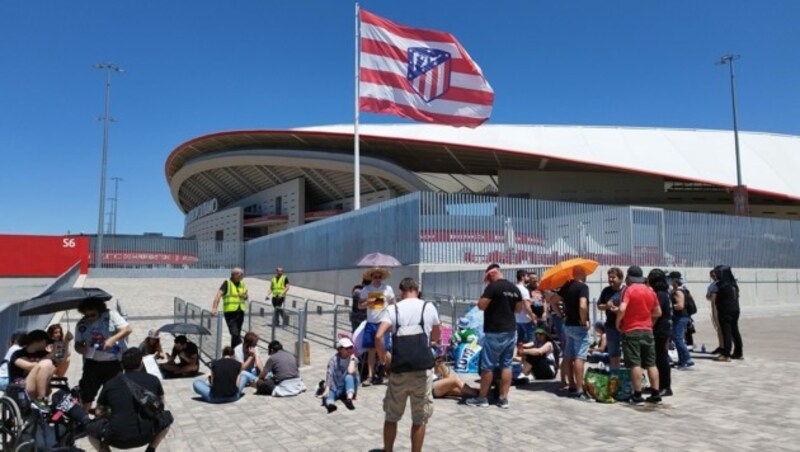 Die ersten Fans campierten schon zur Mittagszeit vor dem Fußballstadion. (Bild: Robert Fröwein)