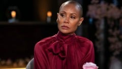 Jada Pinkett Smith in ihrer Onlineserie „Red Table Talk“ (Bild: APA/Jordan Fisher/Red Table Talk via AP)