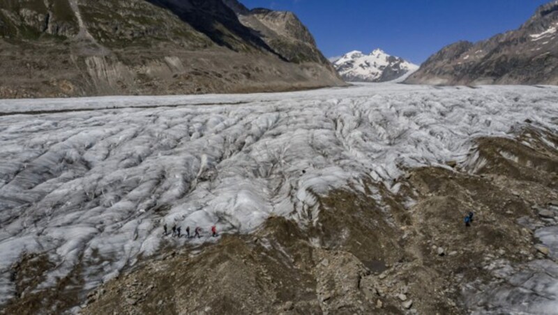 Laut Bericht entspricht die in den heißen Sommern 2022 und 2023 verlorene Menge der Gesamtmenge, die zwischen 1960 und 1990 weggeschmolzen ist. (Bild: AFP/Fabrice COFFRINI )