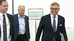 Finanzminister Magnus Brunner (ÖVP) vor seiner Befragung im Untersuchungsausschuss (Bild: APA/HELMUT FOHRINGER)