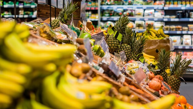 Die britische Supermarktkette Waitrose geht gegen Lebensmittelverschwendung vor. Davon ist, wie auf dem Bild, unter anderem Obst betroffen. (Bild: Ronny Rose - stock.adobe.com)