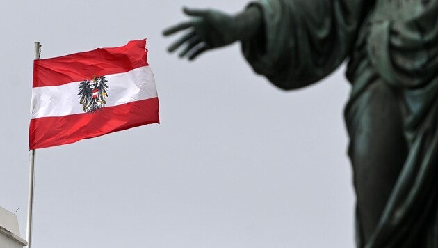 Die Österreicherinnen und Österreicher wollen von der Neutralität weiterhin nicht abrücken. (Bild: picturedesk.com/APA/HELMUT FOHRINGER)