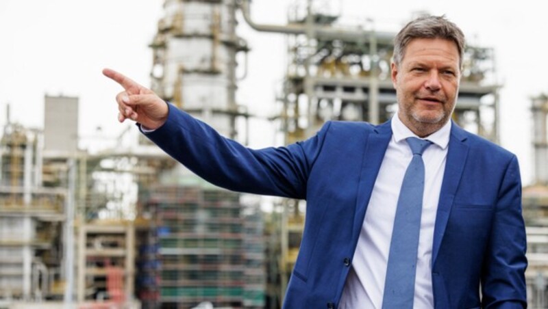 Es sei „beschämend“, dass man immer noch Gas aus Russland importiere, so Habeck. (Bild: AFP/JENS SCHLUETER)