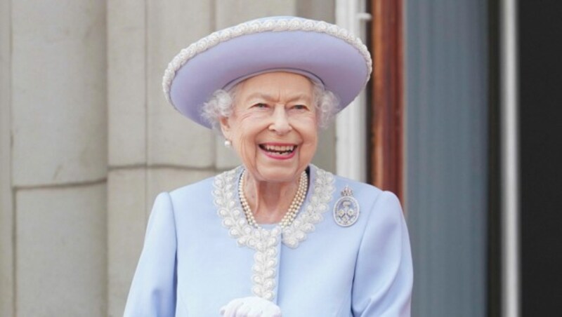 Die Parade macht der Queen sichtlich Freude. (Bild: APA/Jonathan Brady/Pool Photo via AP)