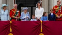 Herzogin Camilla, Prinz Charles, Königin Elisabeth II., Prinz Louis, Herzogin Kate, Prinz George und Prinz William auf dem Balkon des Buckingham Palastes in London am ersten von vier Tagen der Feierlichkeiten zum Platin-Jubiläum. (Bild: APA/Alastair Grant/Pool Photo via AP)