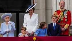 Queen Elizabeth II., Prinz Louis, Herzogin Kate, Prinzessin Charlotte, Prinz George und Prinz William auf dem Balkon des Buckingham-Palastes (Bild: AP/APA)