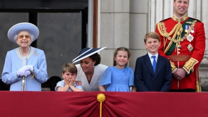 Die Cambridges mit Queen Elizabeth II. (Bild: AFP)