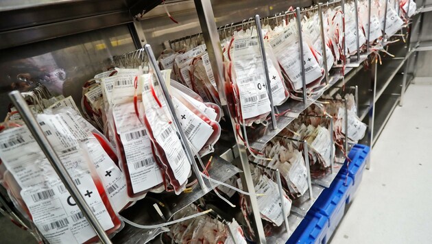 Das Lager des Blutspendedienstes Tirol ist derzeit nicht mehr so gut aufgefüllt. Neue Spender werden gesucht. (Bild: Birbaumer Christof)